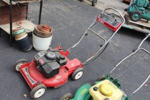 lot 10 image: Toro Rear Bagger Push Lawn Mower 21-cut