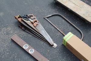 lot 129 image: Lot of (8) Hand Tools  - Hand Saws (x7), Carpenter Level (x1)