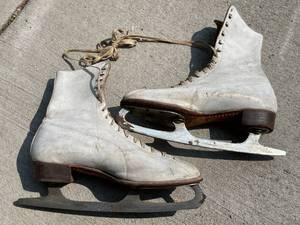 lot 184 image: Vintage Womens Ice Skates
