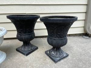 lot 204 image: 4 Plastic Planters