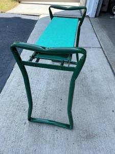 lot 208 image: Folding Gardening Bench