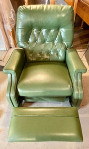 lot 150 image: Great Green Recliner