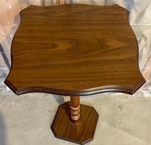 lot 134 image: Petite Accent Table
