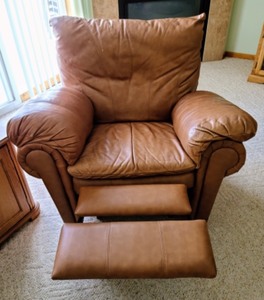 lot 2 image: Light Brown Recliner