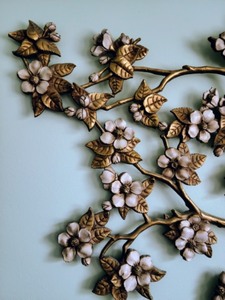 lot 4 image: Pretty Floral Wall Decor