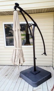 lot 11 image: Large Patio Umbrella