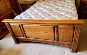 lot 17 image: Queen Bed and Nightstands