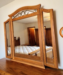 lot 18 image: Mirrored Dresser
