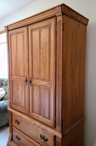 lot 21 image: Large Armoire