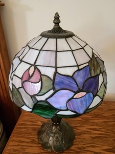 lot 22 image: Small Stained Glass Table Lamp