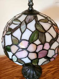 lot 23 image: Stained Glass Table Lamp