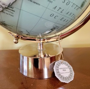 lot 33 image: Beautiful Globe