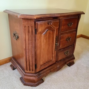 lot 36 image: Broyhill Side Table