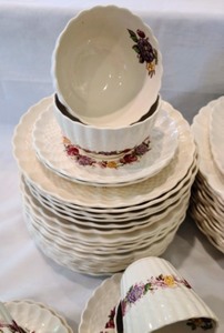 lot 48 image: Spode Rose Briar Dish Set