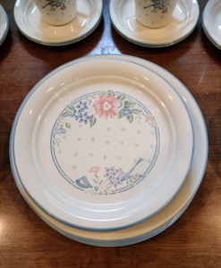 lot 64 image: Blue Floral Corelle Dish