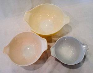 lot 71 image: Pyrex Mixing Bowls