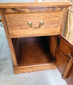 lot 87 image: Oak Side Table