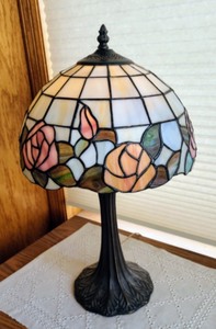 lot 93 image: Stained Glass Table Lamp