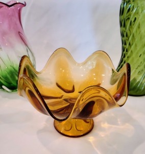 lot 116 image: Colorful Vases