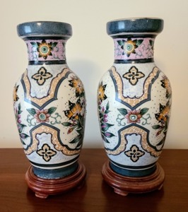 lot 170 image: Pair of Chinese Ceramic Vases