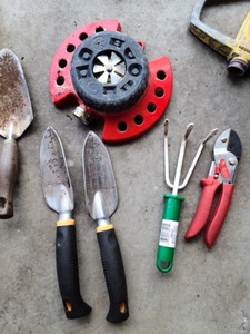 lot 215 image: Lawn and Garden Tools