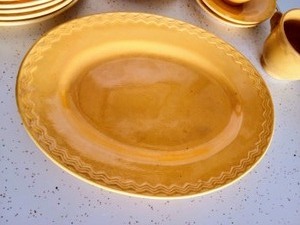 lot 241 image: Vintage Yellow Dish Set