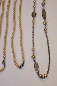 lot 245 image: Pretty Pearls