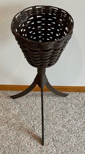 lot 313 image: Pretty Plant Stand