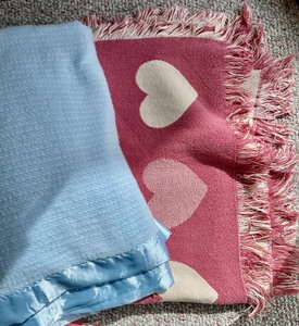 lot 176 image: Variety of Blankets and Throws