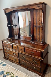 lot 84 image: Delightful Vintage Dresser with Top Hutch and Mirror