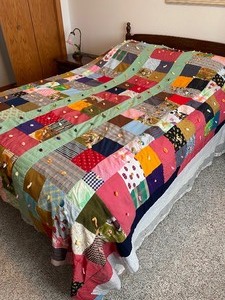 lot 82 image: Vintage Full Sized Handmade Quilt (bed not included)