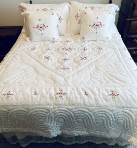lot 81 image: Bright White Full Size Bedding (bed not included)