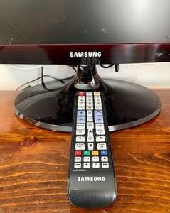 lot 93 image: Samsung 21 Inch TV with Remote