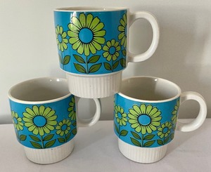 lot 99 image: (8) Groovy Retro Blue and Green Flower Mugs