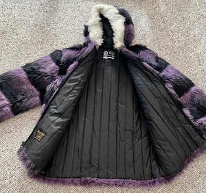 lot 92 image: RARE- AMAZING Vintage 1970s Ladies Arctic Cat Faux Fur Full Zip Coat