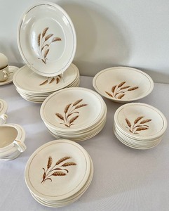 lot 102 image: Golden Wheat Gold Harvest China by the Edward M. Knowles China Company