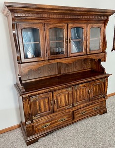 lot 106 image: Classy Vintage Display Hutch