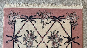 lot 116 image: Beautiful Area Rug