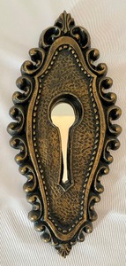 lot 119 image: Vintage Ceramic Lock and Key Wall Decor