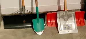 lot 139 image: Variety of Shovels