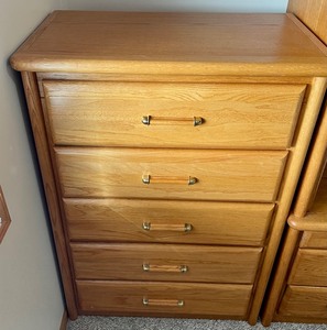 lot 152 image: Charming Chest of Drawers