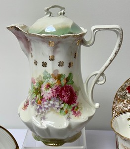 lot 261 image: Vintage Floral Pattern Teacups, Saucers and Teapot