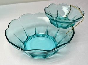 lot 260 image: Vintage Anchor Hocking Aqua Chip and Dip Set and Aqua Vase