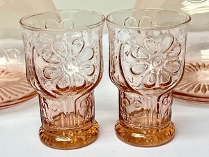 lot 246 image: Pair of Anchor Hocking Lace Edge Old Colony Pink Depression Bowls & Two Libbey Pink Country Garden Tumblers