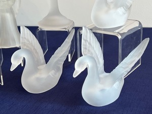 lot 237 image: Variety of Vintage Frosted Glass Items