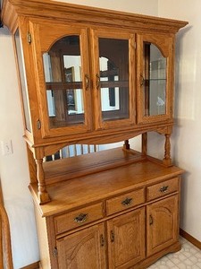 lot 55 image: Lovely Vintage Oak Display Hutch