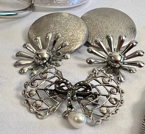 lot 230 image: Variety of Silvertone Vintage Costume Jewelry Pieces
