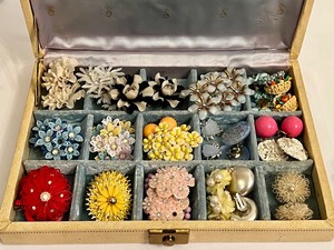 lot 228 image: Fun Variety of Retro Earrings