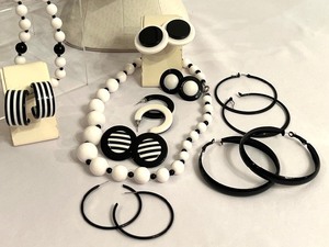 lot 225 image: Variety of Vintage Black & White Costume Jewelry Pieces