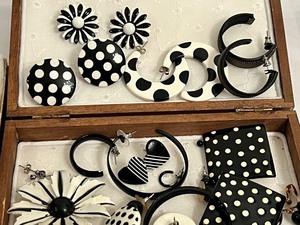 lot 223 image: Variety of Black and White Costume Jewelry Pieces